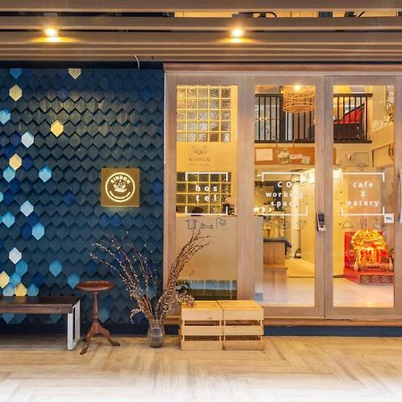 Kinnon Deluxe Hostel Coworking Cafe Бангкок Екстер'єр фото