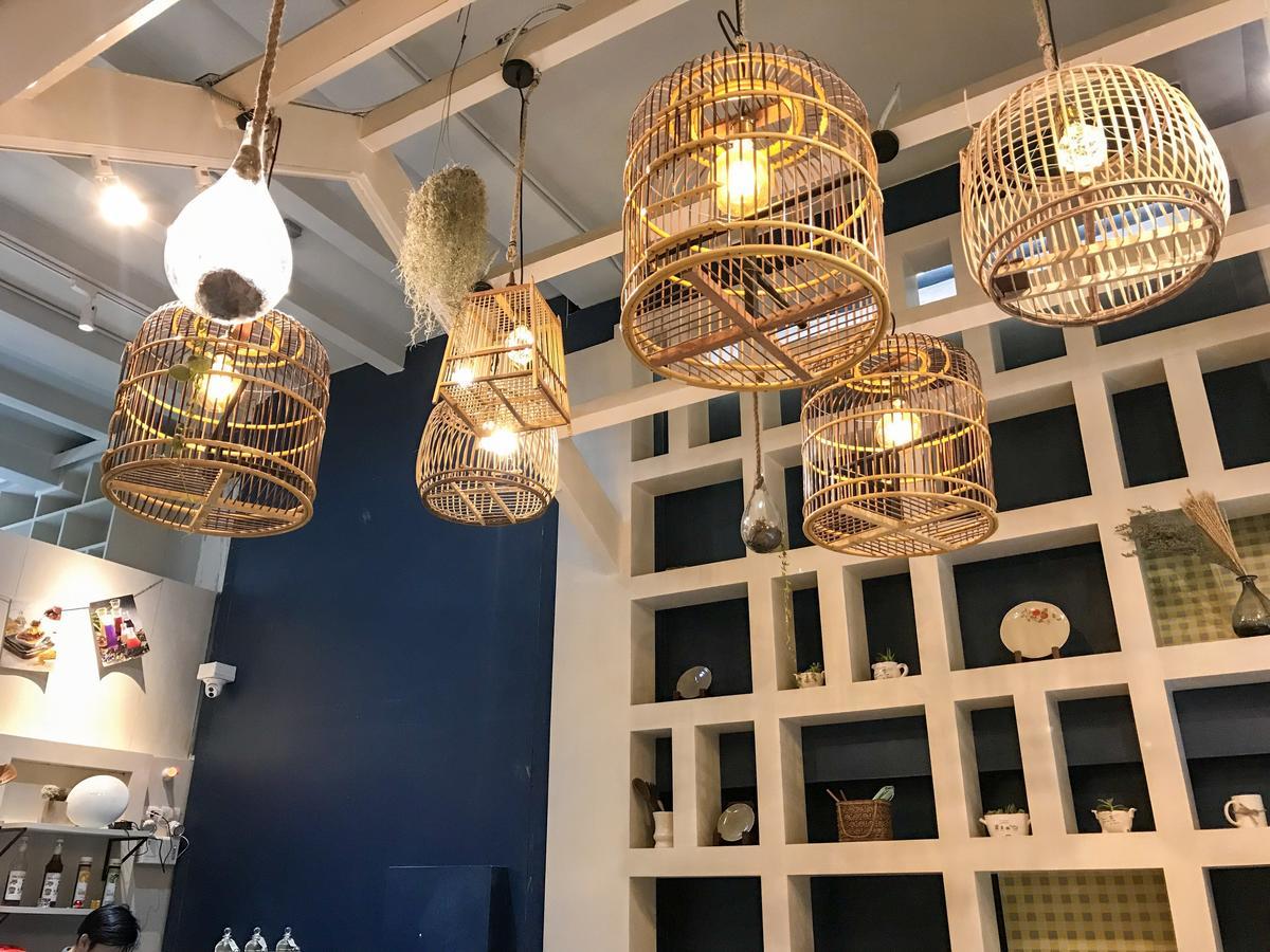 Kinnon Deluxe Hostel Coworking Cafe Бангкок Екстер'єр фото