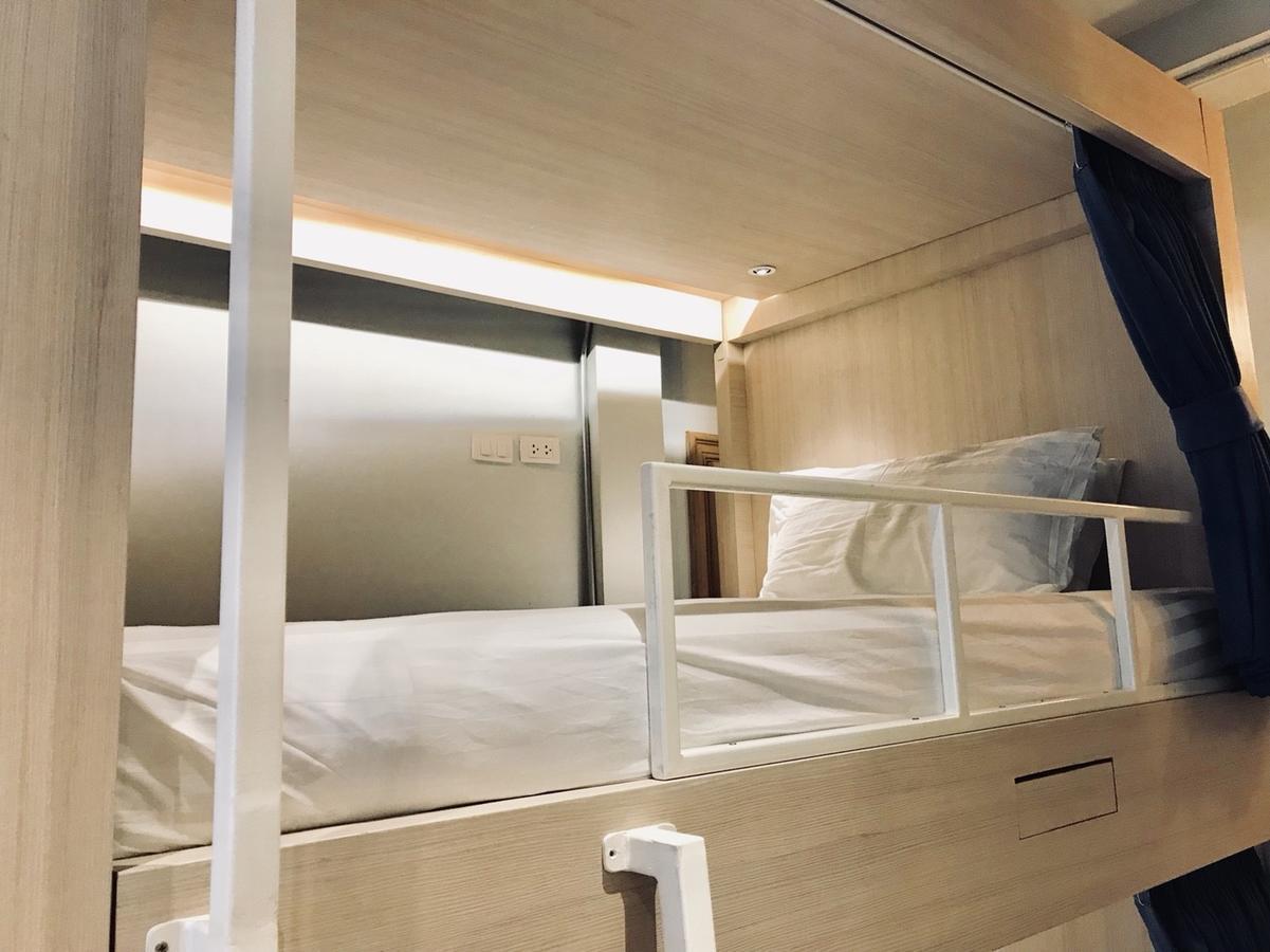 Kinnon Deluxe Hostel Coworking Cafe Бангкок Екстер'єр фото