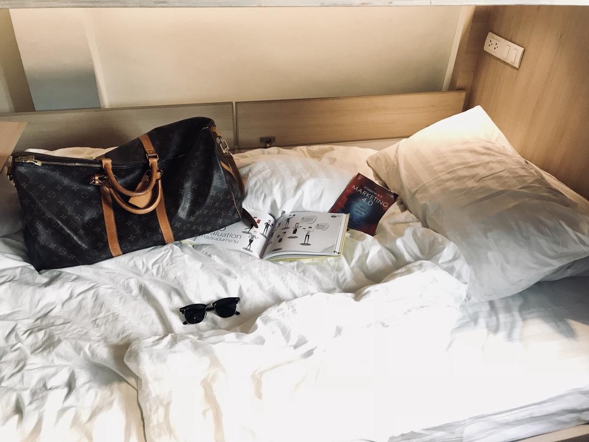 Kinnon Deluxe Hostel Coworking Cafe Бангкок Екстер'єр фото