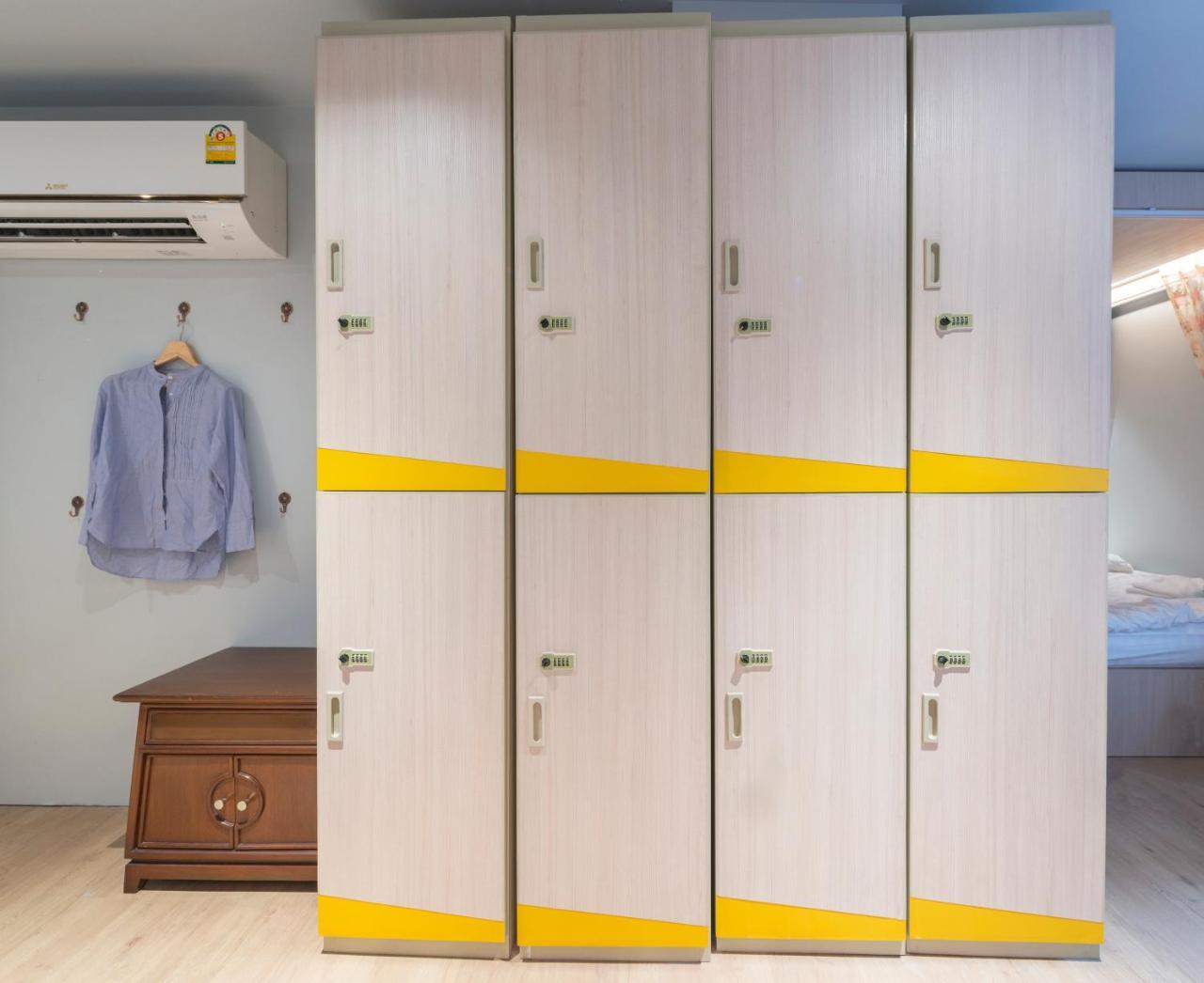 Kinnon Deluxe Hostel Coworking Cafe Бангкок Екстер'єр фото