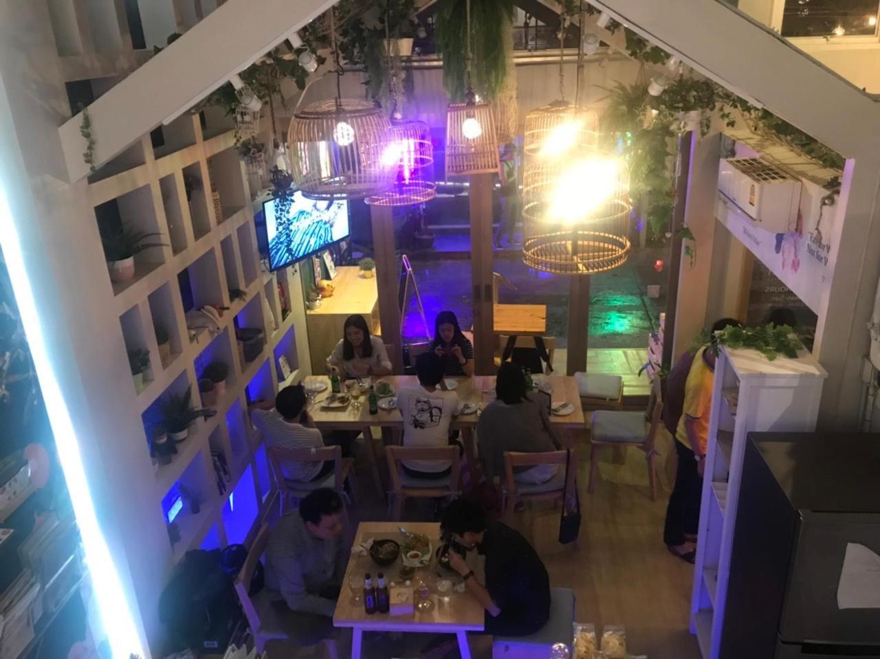 Kinnon Deluxe Hostel Coworking Cafe Бангкок Екстер'єр фото
