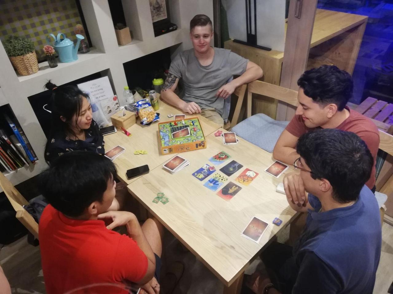 Kinnon Deluxe Hostel Coworking Cafe Бангкок Екстер'єр фото